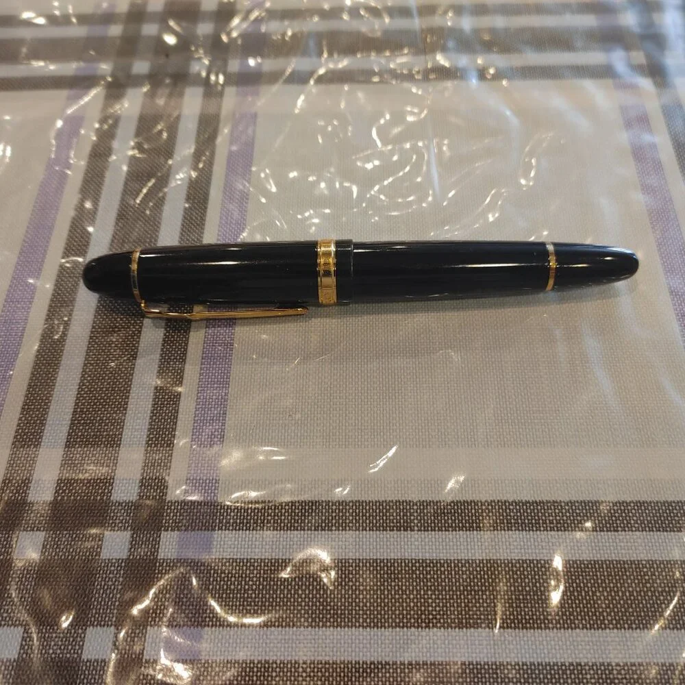 Fountain Pen color: Black and Gold